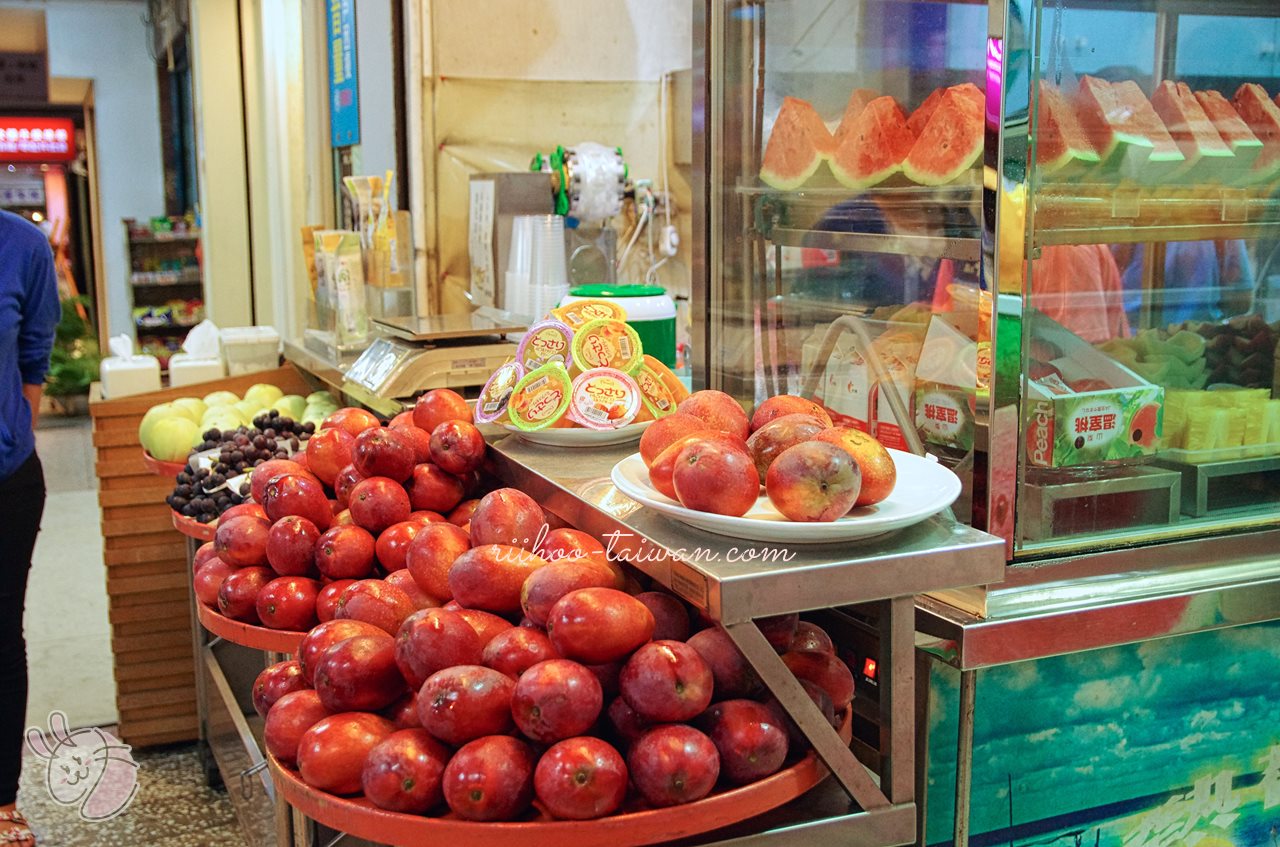 裕成水果 入り口のマンゴー