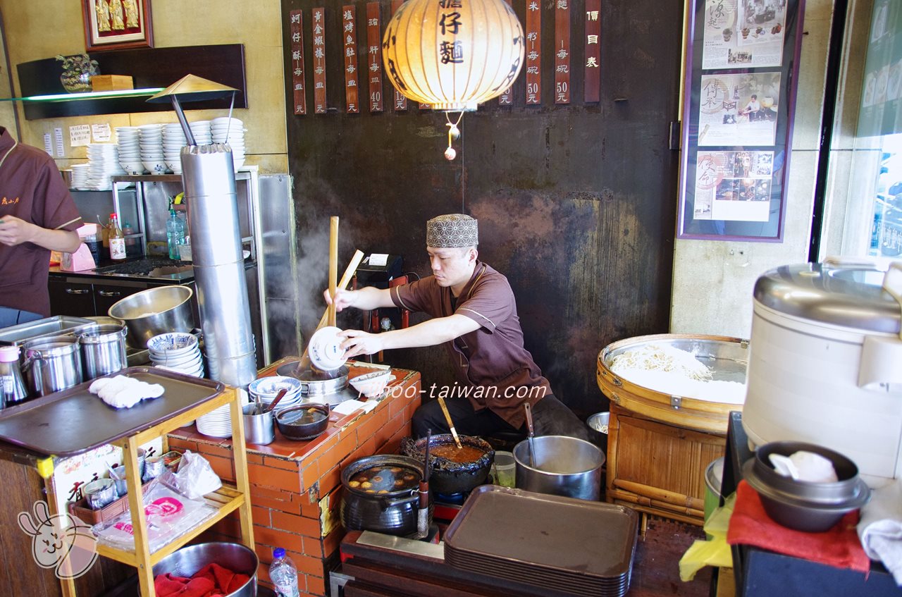 度小月(台南本店) 担仔麵を調理中