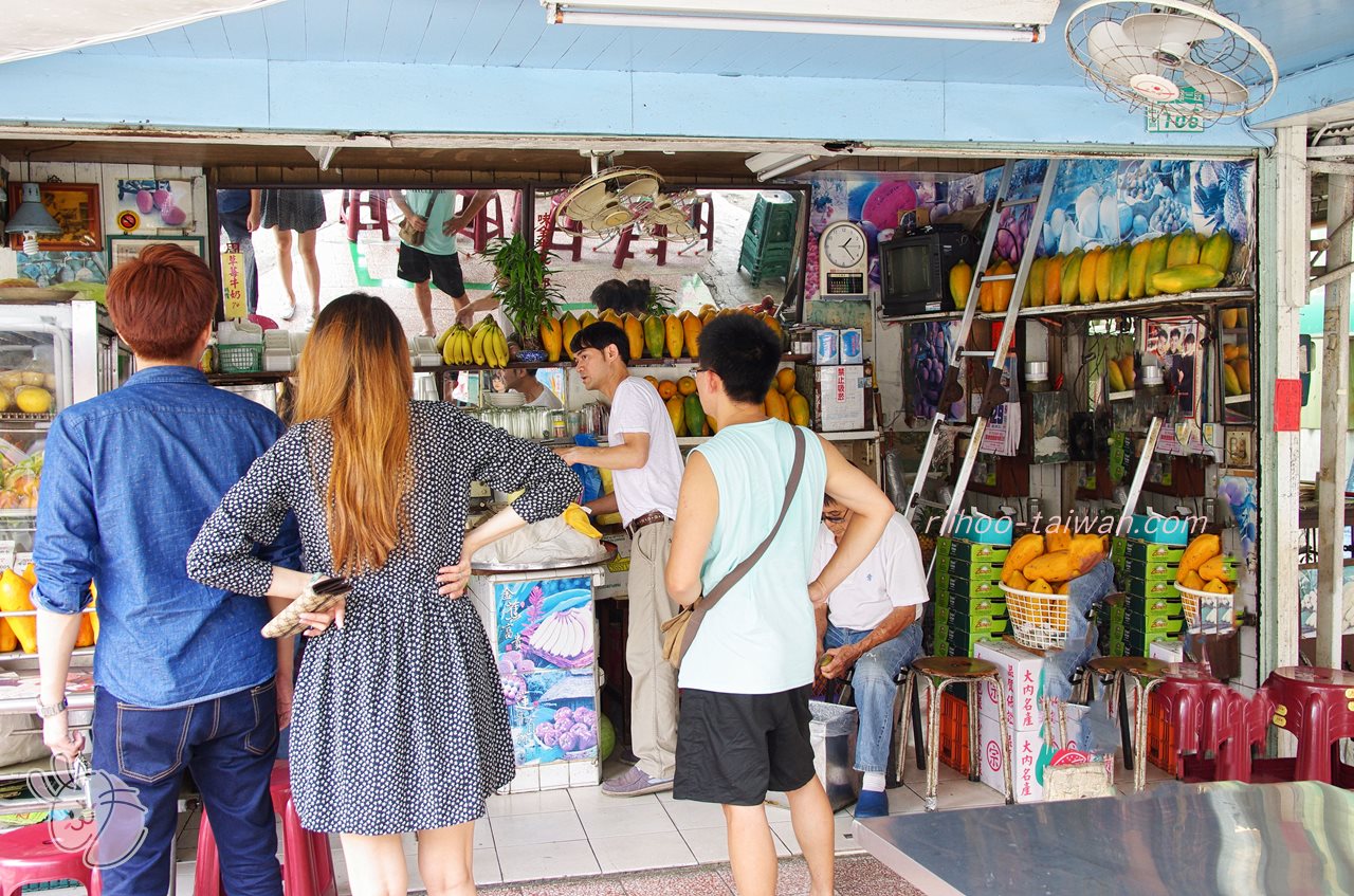 阿田水果店 店前で並んでます