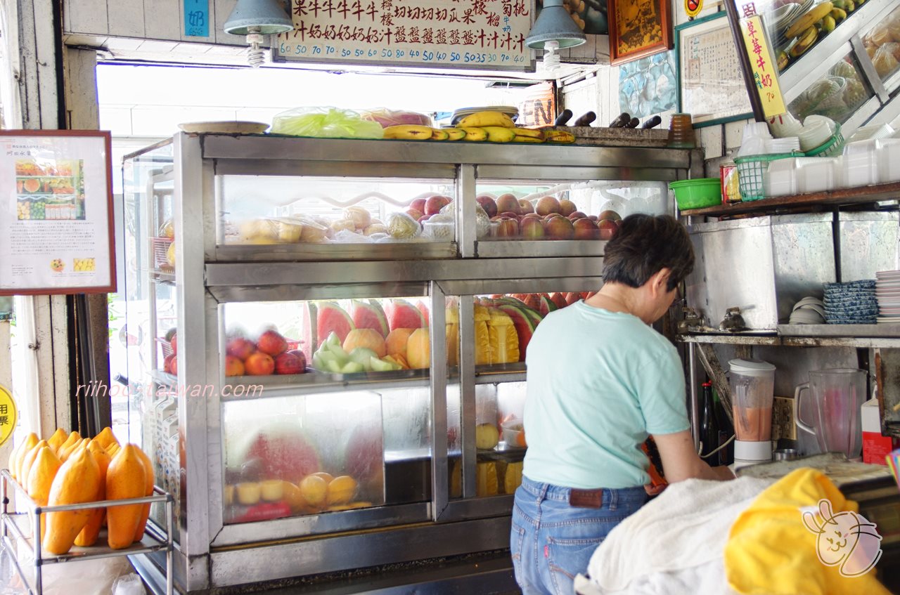 阿田水果店 フルーツジュース(木瓜牛奶)をつくっている