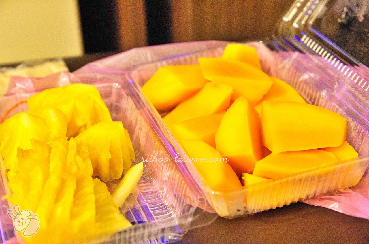 裕成水果行で持ち帰った、カットマンゴーとカットパイン