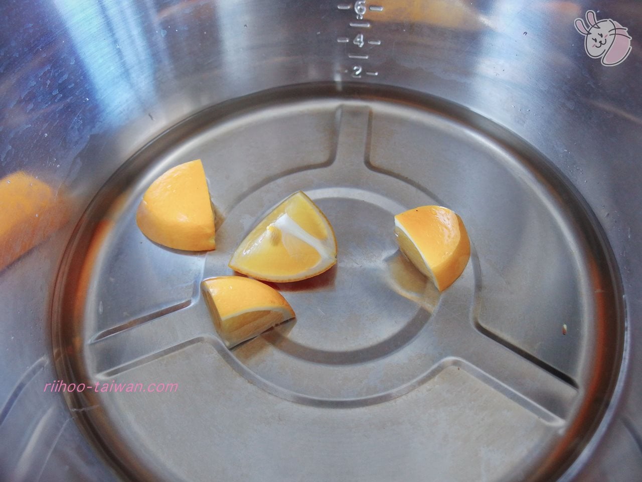 大同電鍋の内釜にレモンを入れます