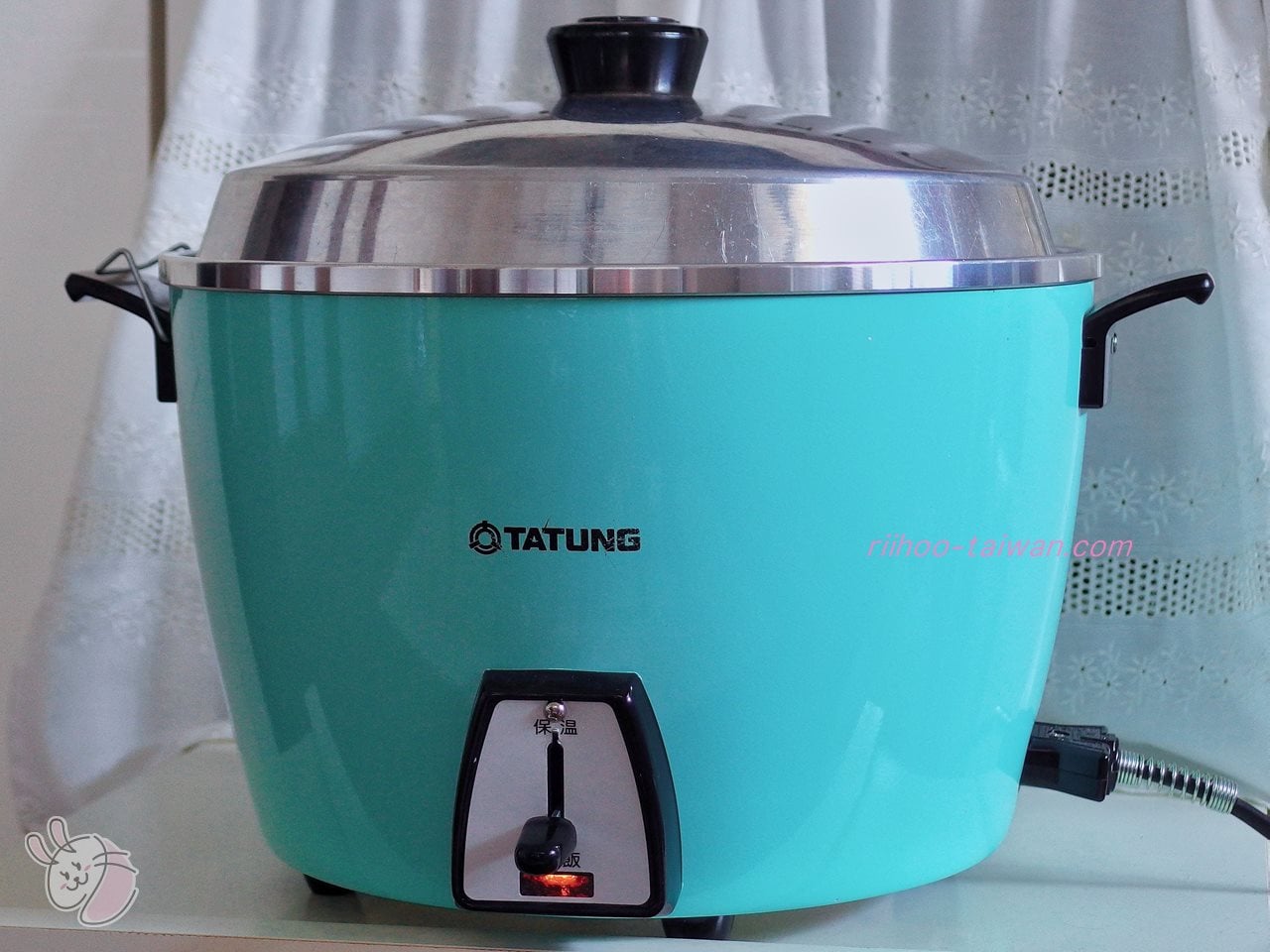 大同電鍋にスイッチを入れる