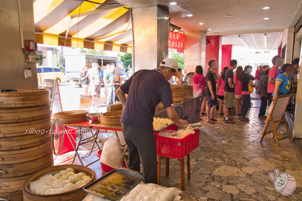 興隆居 食べ終わって外に出ると「湯包」を求める列は、車道にまで長くなっていました