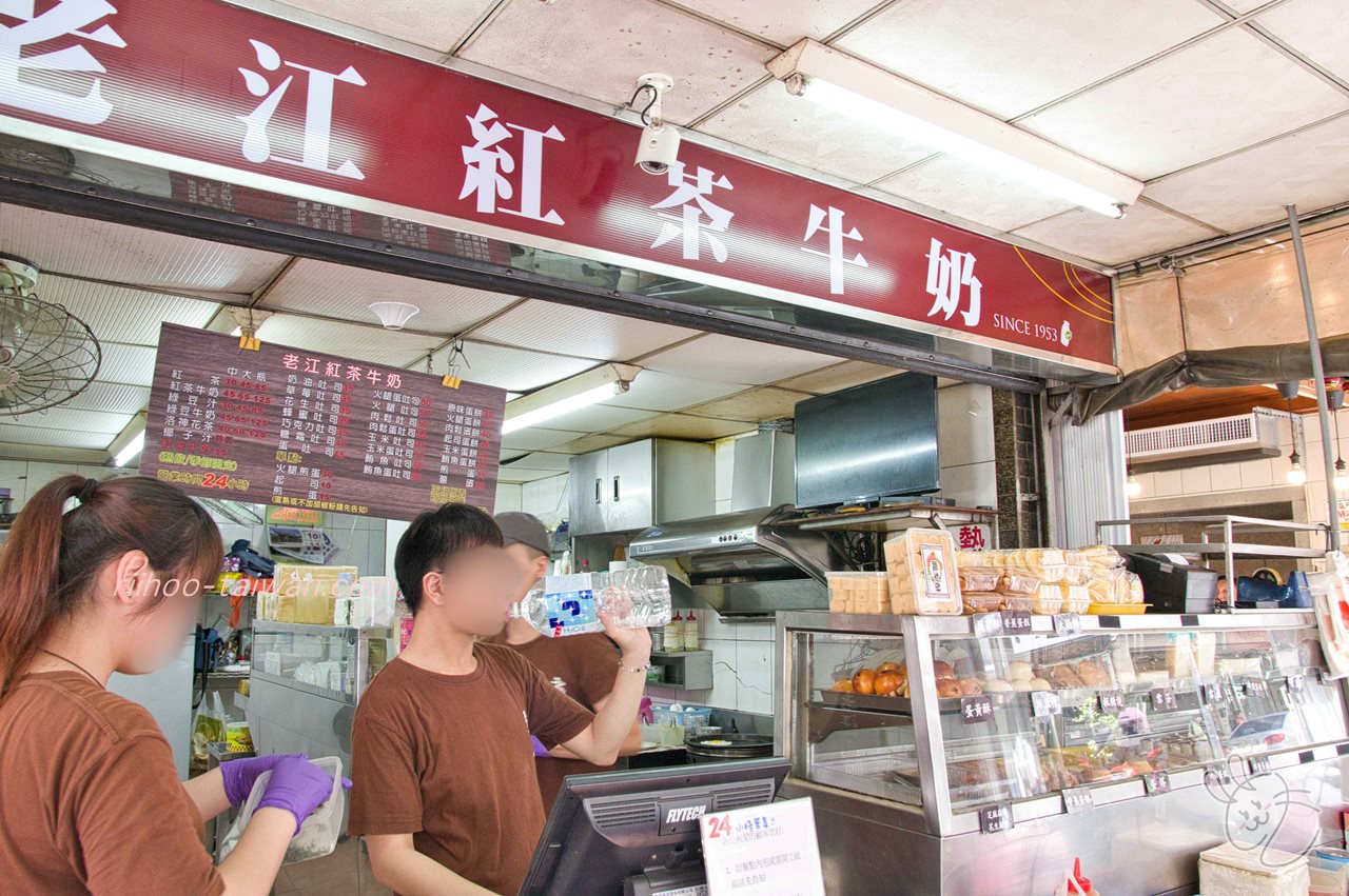 老江紅茶牛奶 店員のお兄ちゃん、暑いから2Lのペットボトルを直飲みしてる