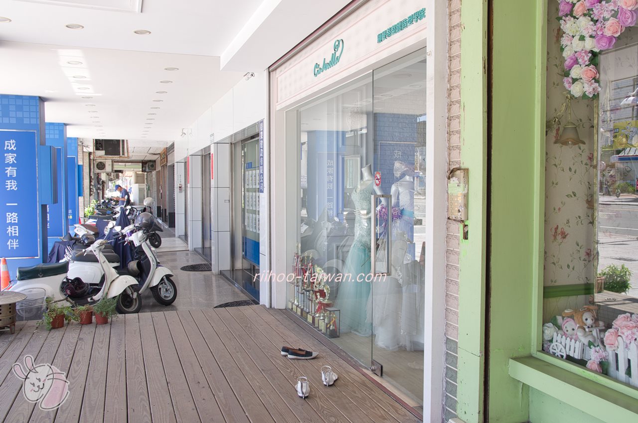 台湾では、お店の外に靴が脱ぎ捨ててありま~す(笑)