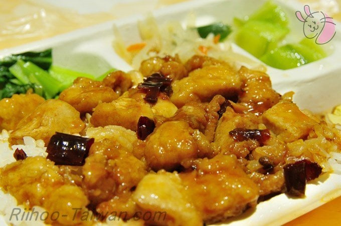 宮保雞丁飯-持ち帰り弁当の手前にあるメインの宮保雞丁
