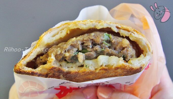 福州世祖胡椒餅の胡椒餅、かじって中の肉餡が見えている