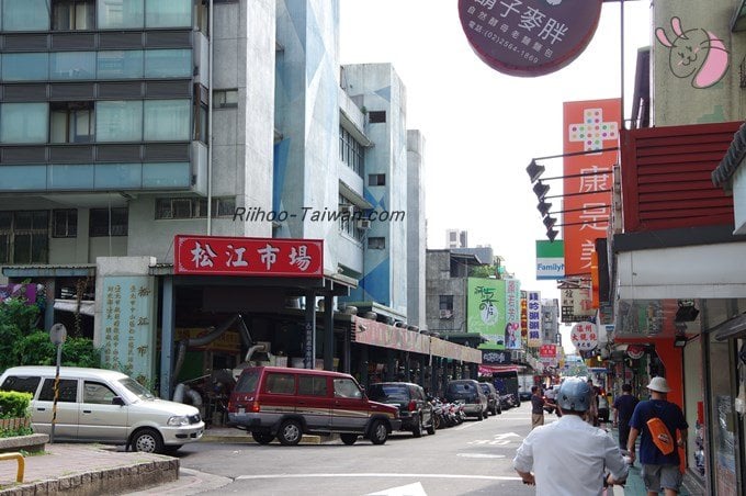 松江市場を少し通り過ぎた向かい側に黑岩黑砂糖刨冰