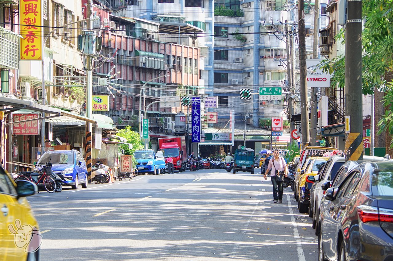 角を曲がって見える今大魯肉飯