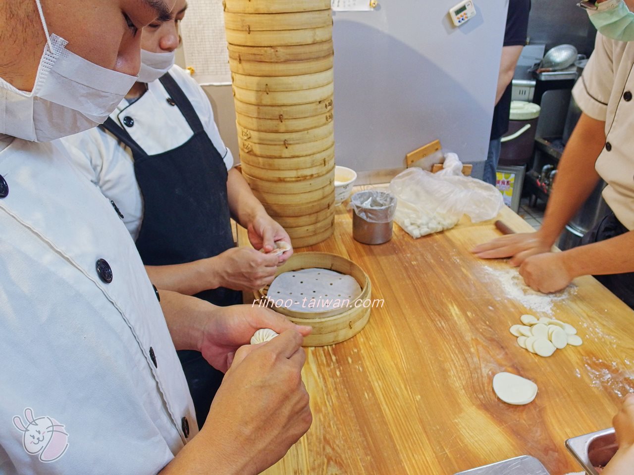 蘇杭點心店 小籠包を包む1