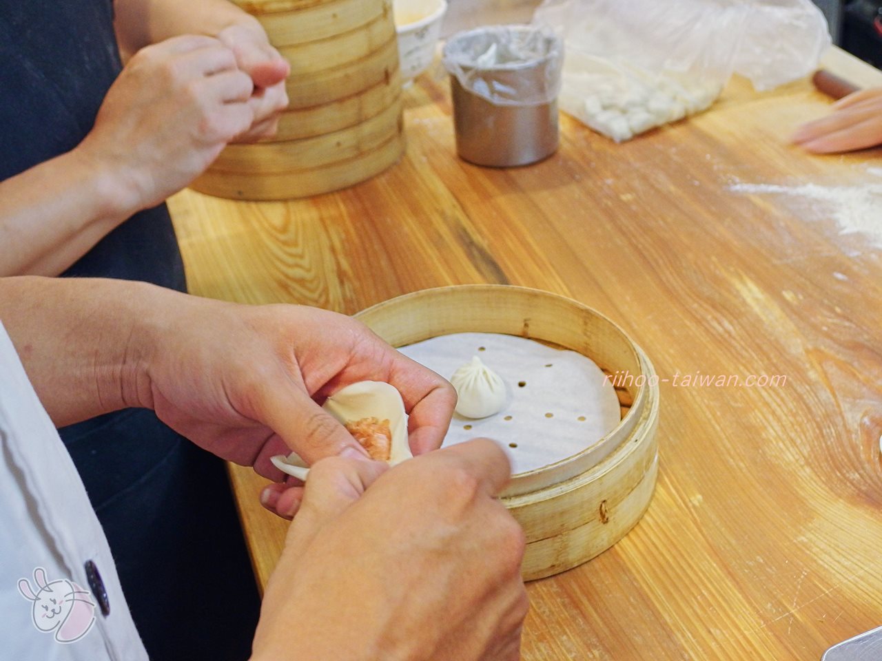 蘇杭點心店 小籠包を包む2