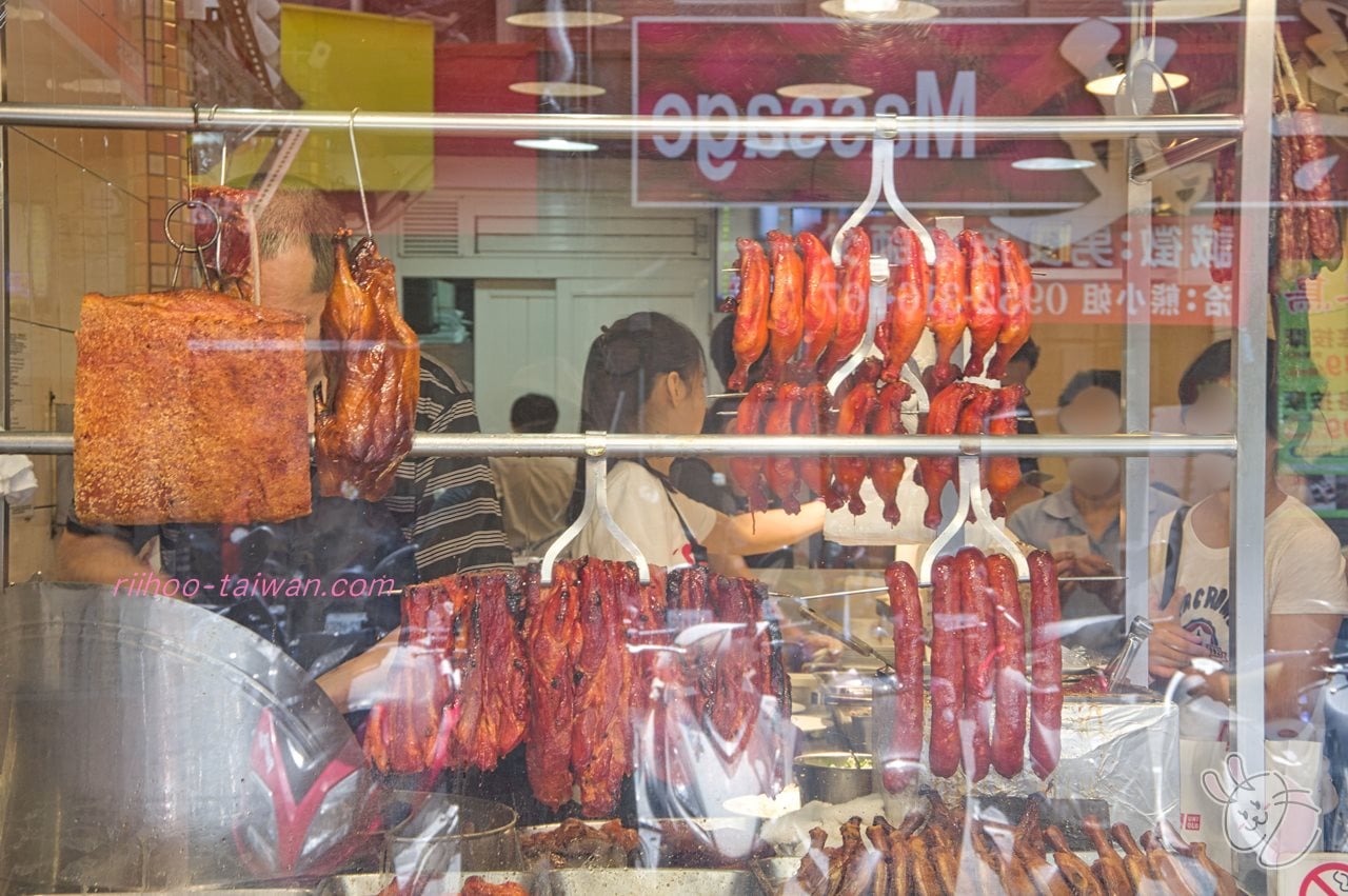 好味港式燒臘快餐 　店先には鴨・鶏・豚・台湾ソーセージなど、おいしそうなお肉たちがぶら下がっています