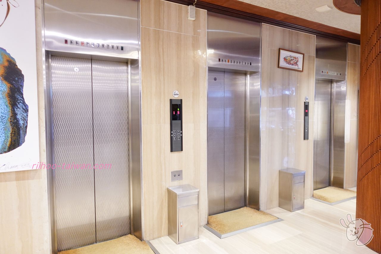 嘉義皇爵大飯店　エレベーターが３台あります