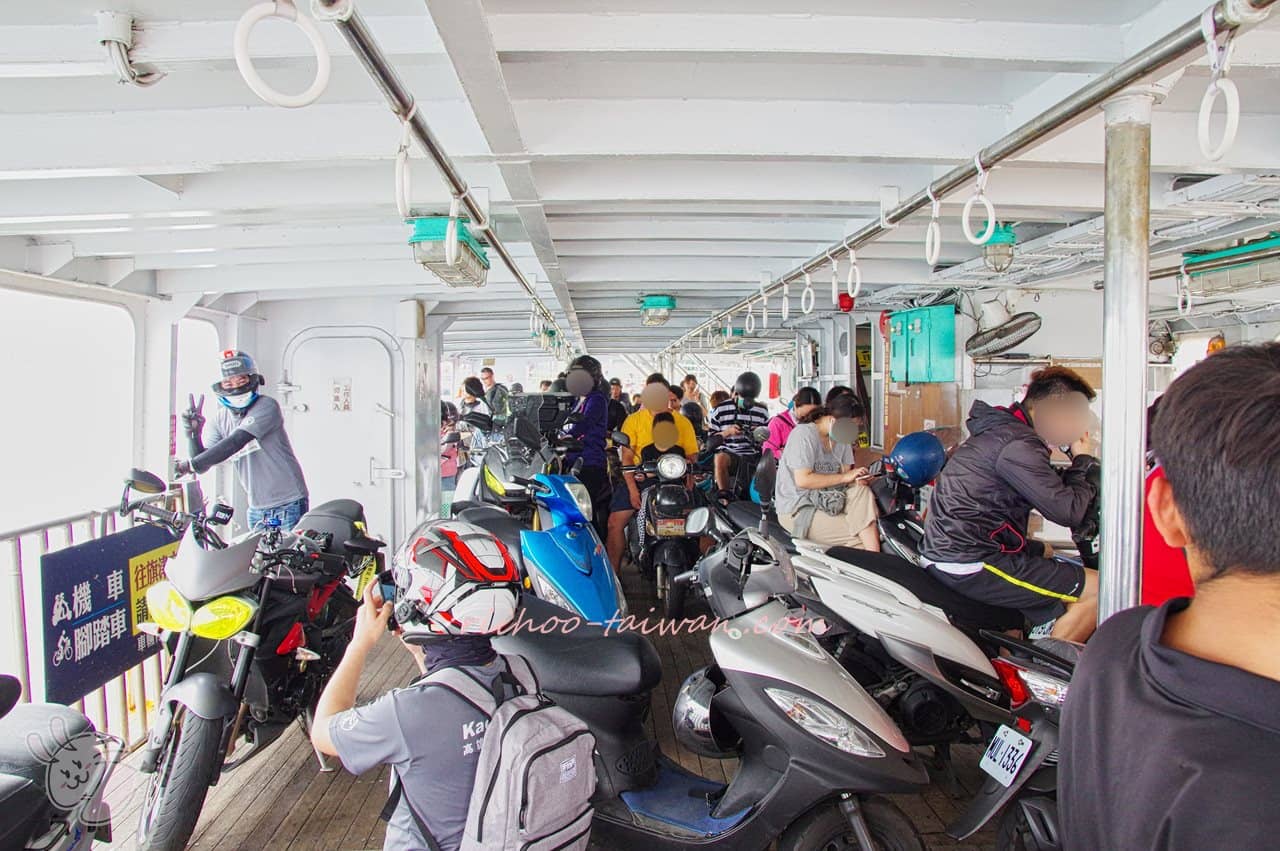 旗津フェリー　乗船時間が短いので、ほとんど皆バイクに乗ったまま