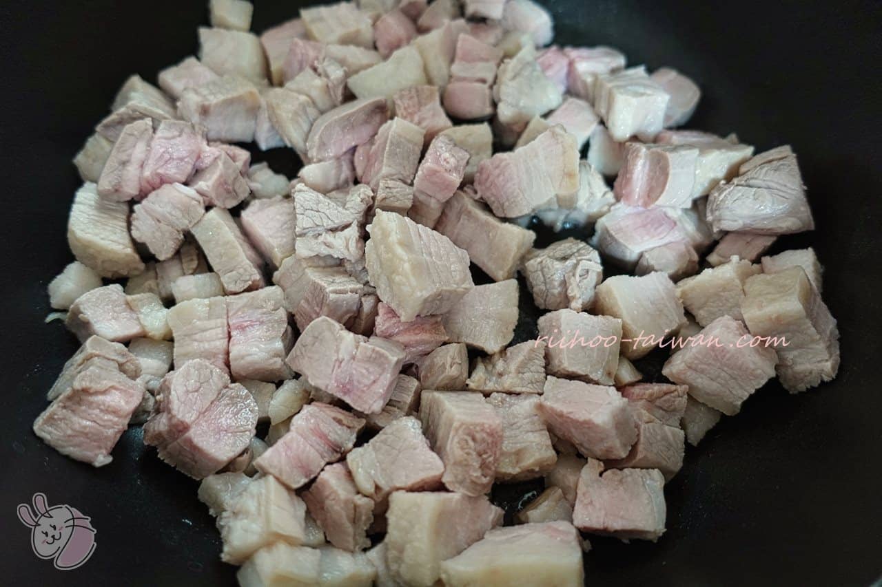 豚バラ肉を入れて強火で炒めます