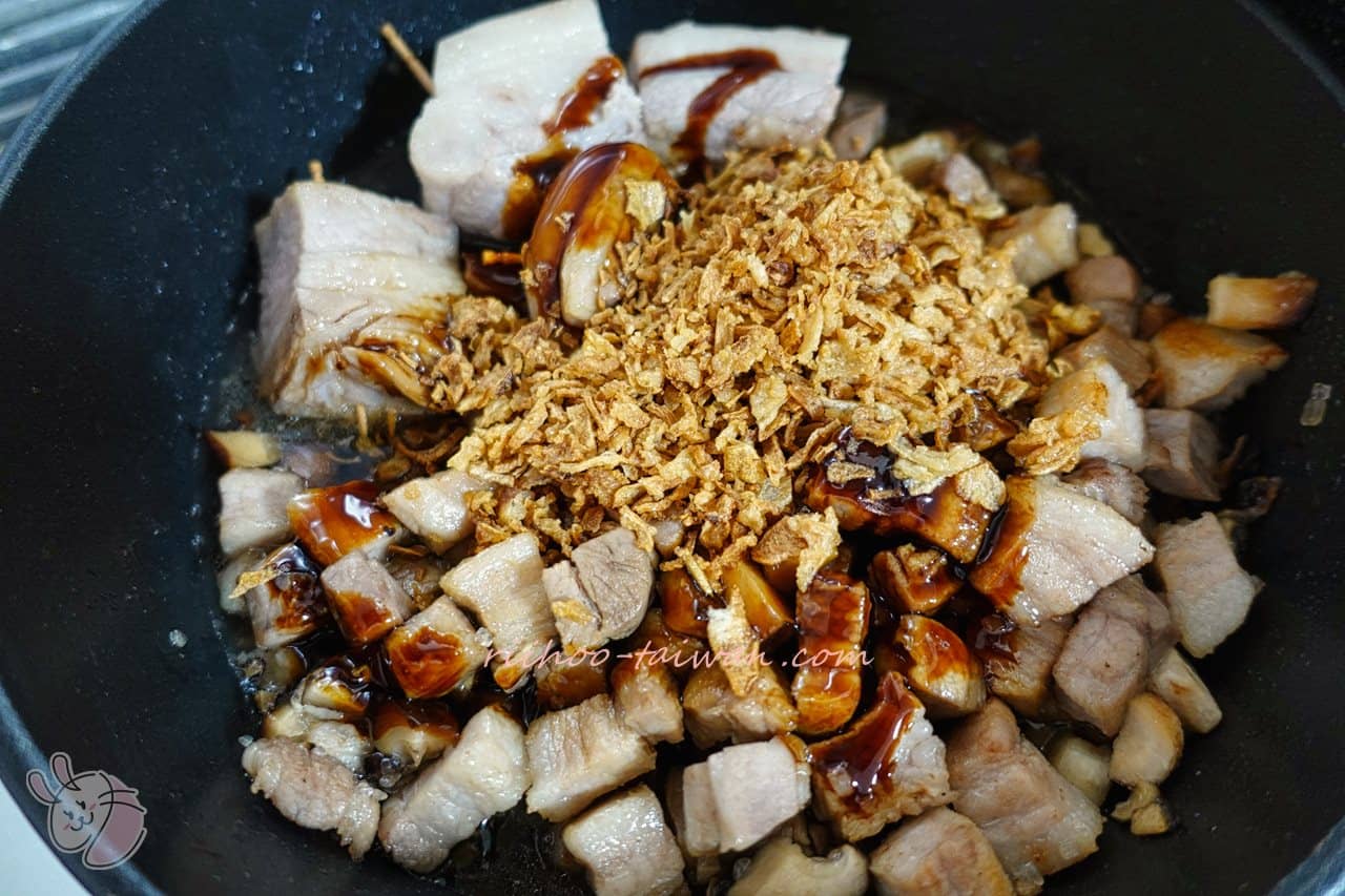 香菇滷肉飯　調味料を入れる