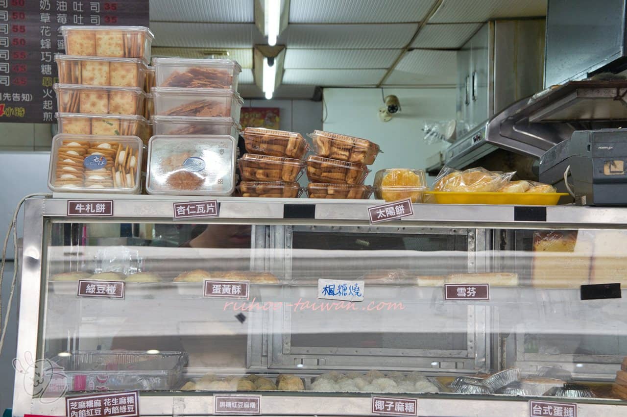 老江紅茶牛奶　販売されている中華菓子やケーキ、焼菓子